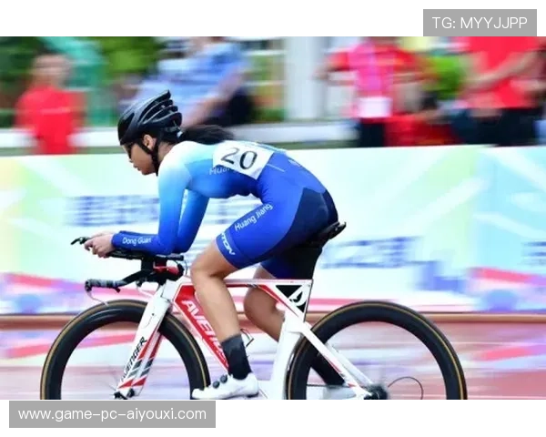 自行车选手在泥地赛中展现非凡技巧